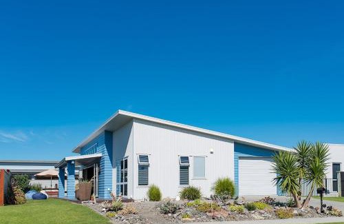 Waihi Beach Maison | Ocean Blue, sunny beach home close to surf & shops