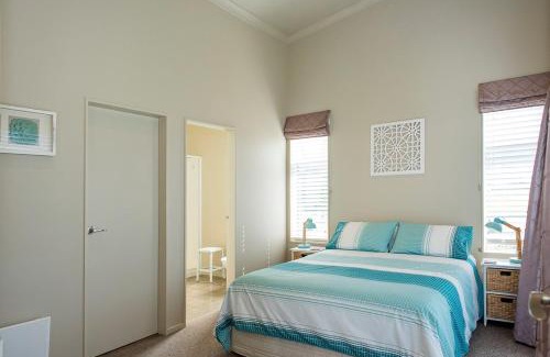 Waihi Beach Maison | Ocean Blue, sunny beach home close to surf & shops