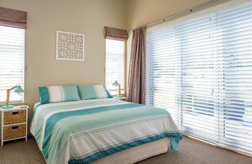 Waihi Beach Maison | Ocean Blue, sunny beach home close to surf & shops