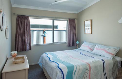 Waihi Beach Maison | Ocean Blue, sunny beach home close to surf & shops