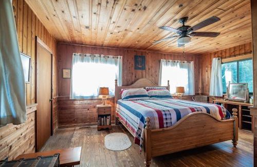 Pawleys Island Maison | Ocean Breezes Historic Home with Creek Dock