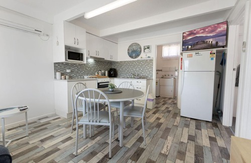 Lakes Entrance Maison | Just 300m from the foreshore and the iconic footbridge to 90 Mile Beach