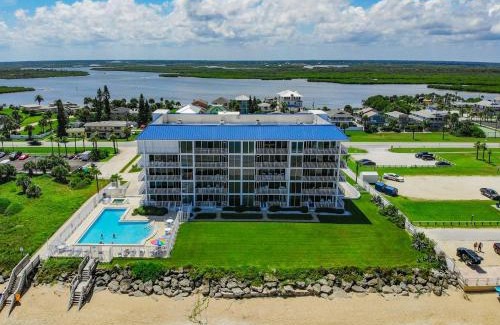 Bethune Beach Appartement | Ocean Condo 104 ~ Ground Floor Corner Condo with wrap around balcony Walk right out to Pool
