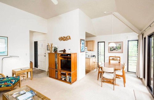 Lihue Copropriété | Ocean Edge Bliss w/Island Decor, Kitchen Ease, Lanai, Flat Screen, WiFi–Kaha Lani 327