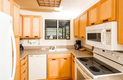 Lihue Copropriété | Ocean Edge Bliss w/Island Decor, Kitchen Ease, Lanai, Flat Screen, WiFi–Kaha Lani 327