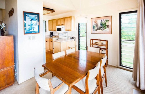 Lihue Copropriété | Ocean Edge Bliss w/Island Decor, Kitchen Ease, Lanai, Flat Screen, WiFi–Kaha Lani 327