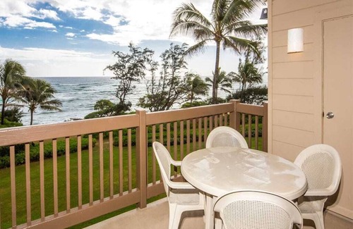 Lihue Copropriété | Ocean Edge Bliss w/Island Decor, Kitchen Ease, Lanai, Flat Screen, WiFi–Kaha Lani 327