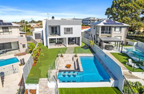 Bongaree Maison | Ocean Escape - Majestic, Luxurious Canal Home