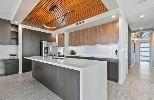 Bongaree Maison | Ocean Escape - Majestic, Luxurious Canal Home