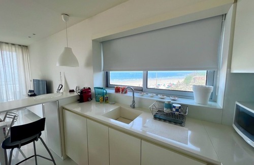 Ofir Appartement | Ocean facing cozy spot. A painting-like stay, brimming with light and fresh air.