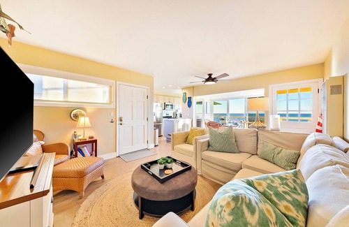Ocean Beach Copropriété | OCEAN FRONT 2BD with Large Private Patio, Outdoor Dining, Parking, Views & Sunshine!