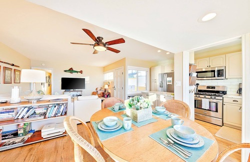 Ocean Beach Copropriété | OCEAN FRONT 2BD with Large Private Patio, Outdoor Dining, Parking, Views & Sunshine!