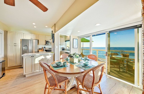 Ocean Beach Copropriété | OCEAN FRONT 2BD with Large Private Patio, Outdoor Dining, Parking, Views & Sunshine!