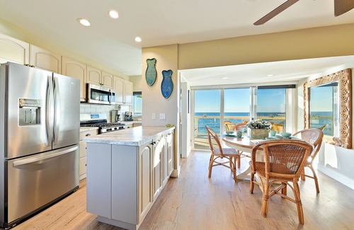 Ocean Beach Copropriété | OCEAN FRONT 2BD with Large Private Patio, Outdoor Dining, Parking, Views & Sunshine!