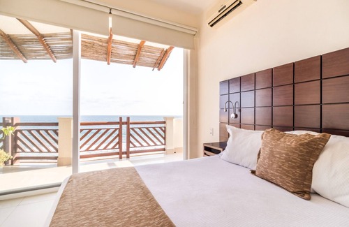San Pedro Mixtepec Station Balnéaire | Ocean Front 4 Bedroom Penthouse with Resort Amenities Overlooking the Pacific!