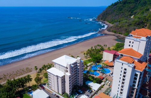 Barrio Los Villalobos Copropriété | Ocean front and just steps from the pools and ocean!