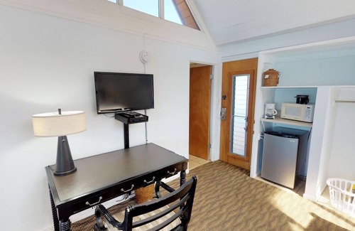 Kaunakakai Maison | Ocean Front King: Panoramic Sea Views Meet Polynesian Elegance in Molokai