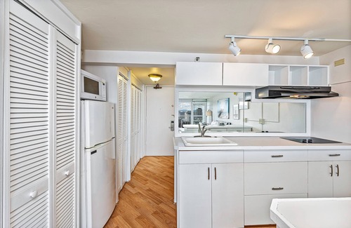 McCully - Moiliili Copropriété | Ocean & Mountain Views Condo at the Island Colony w/Spectacular Amenities