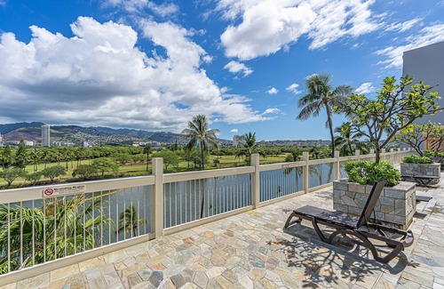 McCully - Moiliili Copropriété | Ocean & Mountain Views Condo at the Island Colony w/Spectacular Amenities