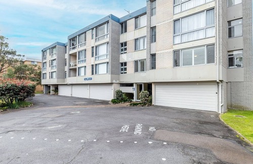 Nelson Bay Appartement | Ocean Shores, 5 27 Weatherly Close - waterfront unit with views to Shoal Bay and wifi