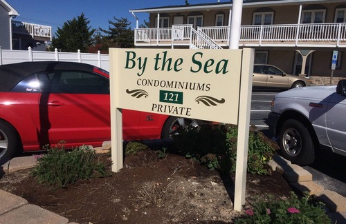 Ship Bottom Copropriété | Lado del océano, condominio de 2 pisos, tercero de la playa con un patio cercado.