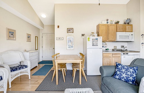 Bethany Beach Copropriété | Ocean Side of Coastal Hwy efficiency condo w/ kitchenette and central AC