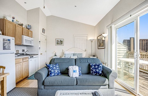 Bethany Beach Copropriété | Ocean Side of Coastal Hwy efficiency condo w/ kitchenette and central AC