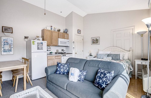 Bethany Beach Copropriété | Ocean Side of Coastal Hwy efficiency condo w/ kitchenette and central AC