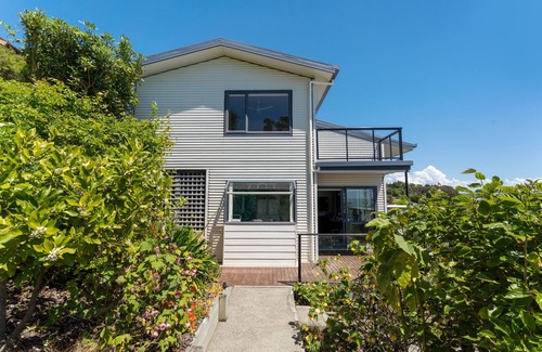 Atawhai Maison | Ocean Spa Vista - Gorgeous Ocean Views & Deck-top Spa!