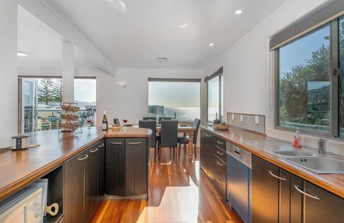 Tairua Maison | Ocean View Beach Beauty - Tairua Holiday Home