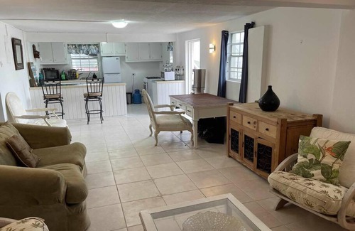 Rock Hall Appartement | Ocean view, breezy 2-Bedroom Apt by the cliff