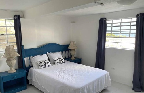 Rock Hall Appartement | Ocean view, breezy 2-Bedroom Apt by the cliff