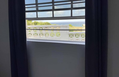Rock Hall Appartement | Ocean view, breezy 2-Bedroom Apt by the cliff