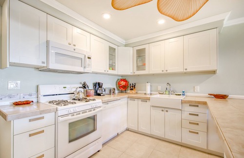Ualapue Copropriété | Ocean view condo with shaded lana'i, WiFi & shared pool, tennis, grills, cabana