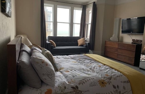 Margate Lit Et Petit-Déjeuner | Ocean view double with ensuite, with access to private garden and bike store