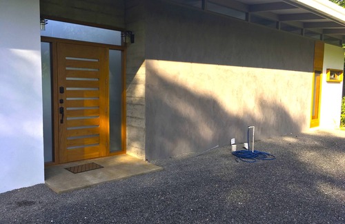 Cobano Maison | Vue sur l'océan depuis la chambre de cette nouvelle maison moderne. Situé au centre.