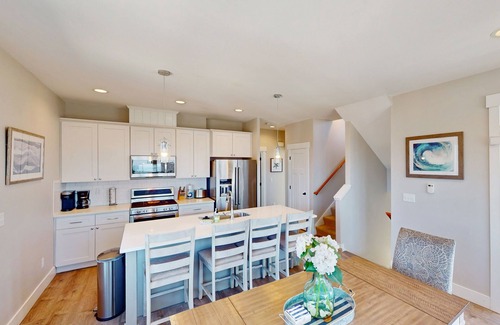 Gleneden Beach Maison | Ocean-view home with private hot tub, fireplaces, balcony - beach & pool access