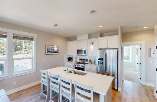 Gleneden Beach Maison | Ocean-view home with private hot tub, fireplaces, balcony - beach & pool access