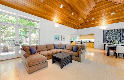 Kittery Point Maison | Ocean-view home with EV charger - steps from Seapoint Beach