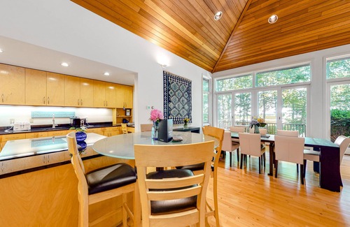 Kittery Point Maison | Ocean-view home with EV charger - steps from Seapoint Beach
