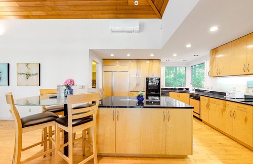 Kittery Point Maison | Ocean-view home with EV charger - steps from Seapoint Beach