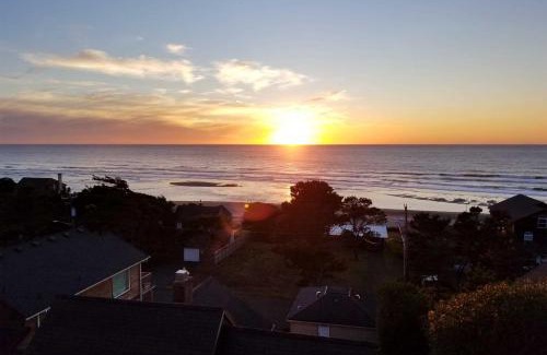 Lincoln City Maison | Ocean-View Lincoln City Retreat with 3 Viewing Decks