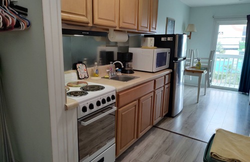 Wilmington Beach Copropriété | Ocean view, private balcony,pool,decked beach access 100 ft ,tiki bar across St