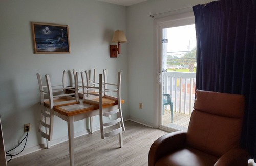 Wilmington Beach Copropriété | Ocean view, private balcony,pool,decked beach access 100 ft ,tiki bar across St