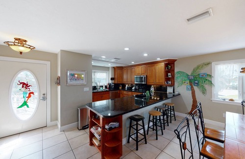 Cutthroat Harbor Estates Maison | Ocean-view snowbird retreat with private pool, rooftop, lanais, kayak & bikes