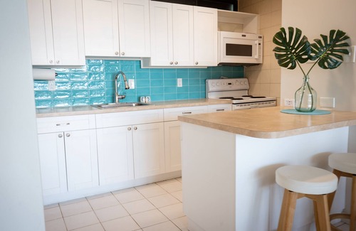 Bolongo Bay Copropriété | Ocean View, Spacious Condo next to Pool
