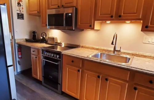 Kaunakakai Maison | Ocean View Suite: with Seating Area and Balcony! Pet-friendly, Outdoor Pool!