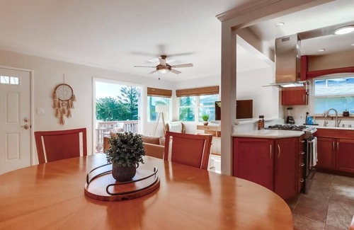 Sunset Cliffs Cottage | Ocean view! Walk to Sunset Cliffs - Surf - Beach!