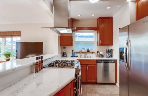 Sunset Cliffs Cottage | Ocean view! Walk to Sunset Cliffs - Surf - Beach!