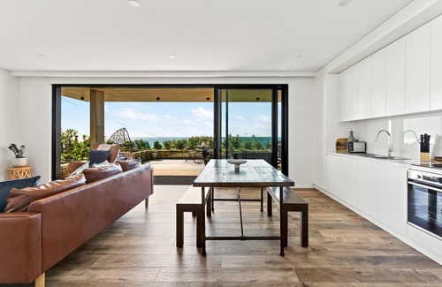 Collaroy Beach Appartement | Ocean Views, Deck and Parking at Beach Apartment